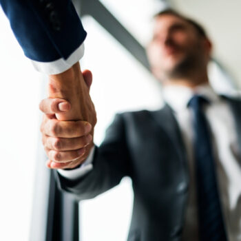 koncepcja-biznesowa-handshake-mezczyzn